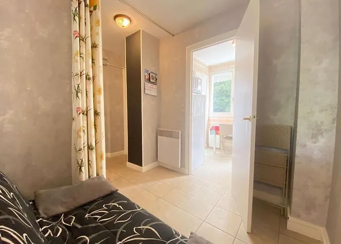 Calme Et Verdoyant: 2 Pièces, Terrasse, Parking, Proche Et Commerces - Fr-1-245-74