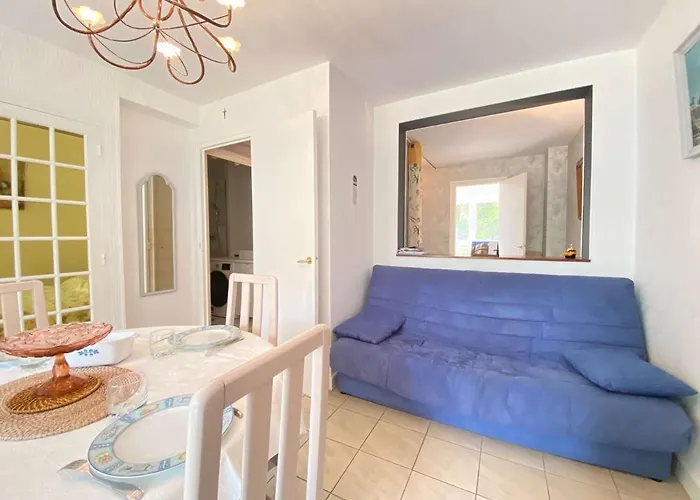 Calme Et Verdoyant: 2 Pieces, Terrasse, Parking, Proche Et Commerces - Fr-1-245-74 Apartman