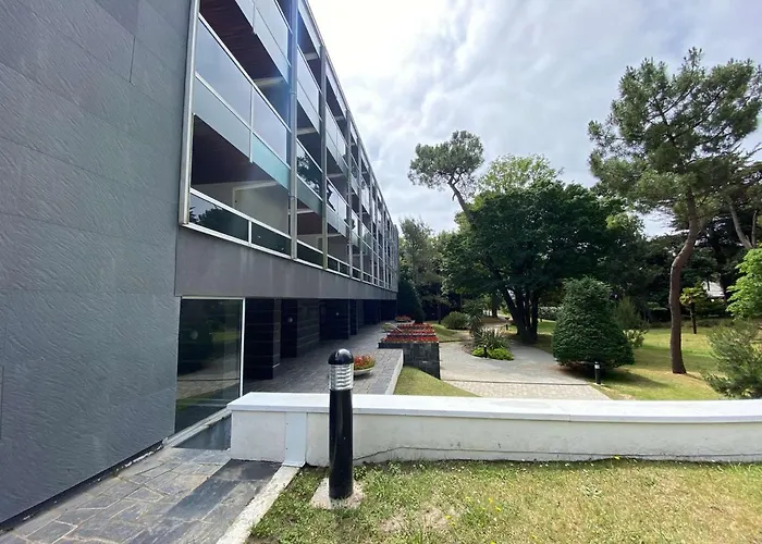 Apartman Calme Et Verdoyant: 2 Pieces, Terrasse, Parking, Proche Et Commerces - Fr-1-245-74 *